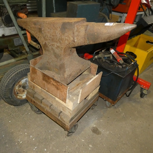 5057 - A vintage metal workers anvil supplied on a wheeled skate, anvil is approx 82cm long