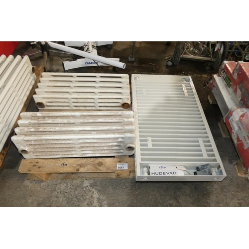 5067 - 1 pallet containing 2 x cast iron radiators and 2 x Hudevad radiator