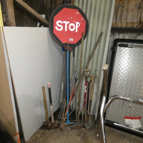 5072 - A quantity of hand tools and a stop / go sign