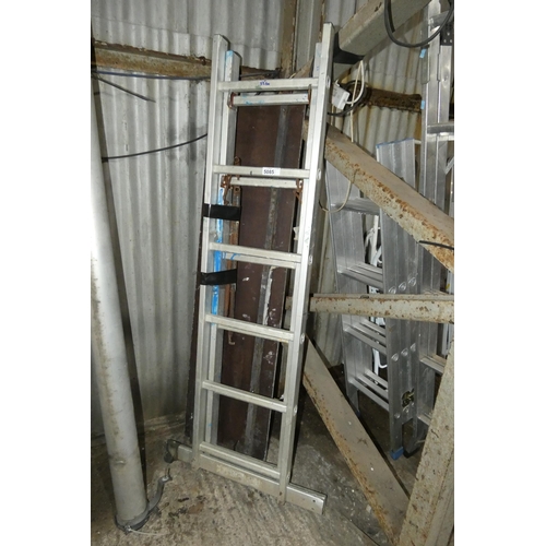 5085 - An aluminium combination ladder and a platform (approx 1.5m long)