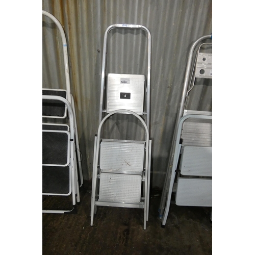 5088 - 1 x aluminium step ladder and 1 set of folding metal steps