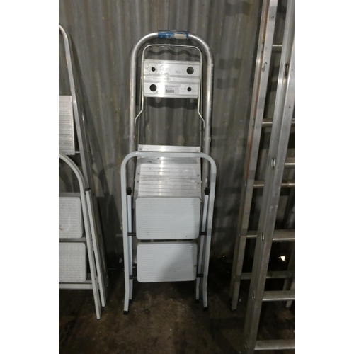 5089 - 1 x aluminium step ladder and 1 set of folding metal steps