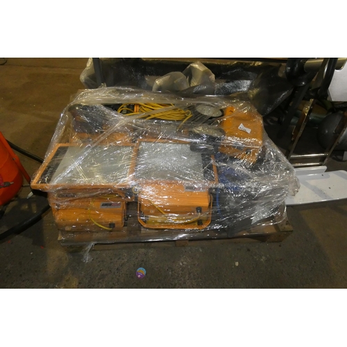 5138 - 1 pallet containing a quantity of various 110v site / flood lights