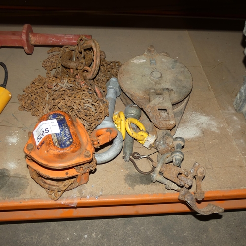 5205 - A small quantity of various items including an Elephant 2t chain hoist, a pulley, chain etc