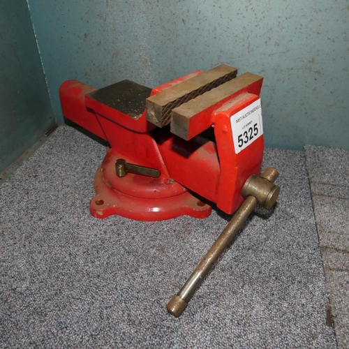 5325 - A red metal bench vice 12.5cm / 5 inch