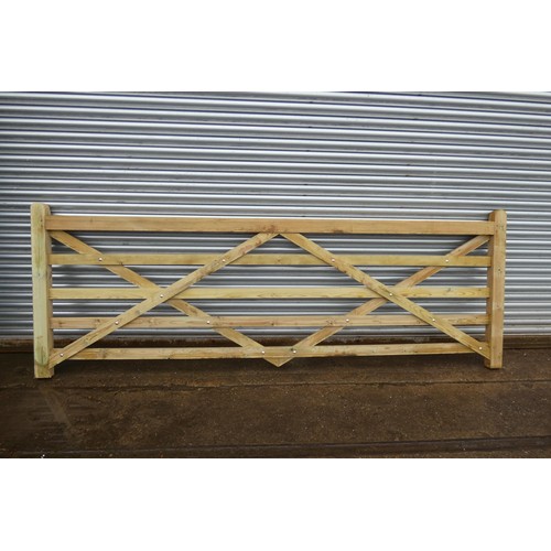 6113 - 1 wooden gate measuring approx 11ft / 335cm