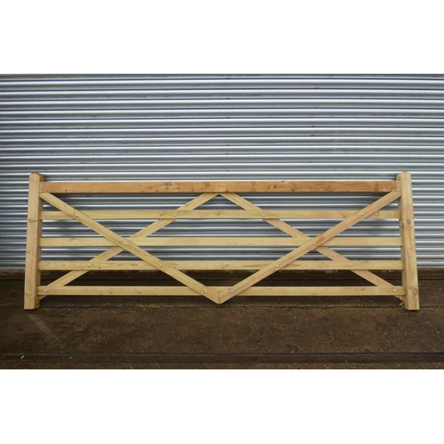 6113 - 1 wooden gate measuring approx 11ft / 335cm