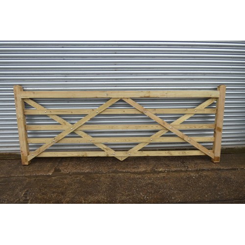 6114 - 1 wooden gate measuring approx 10ft / 305cm