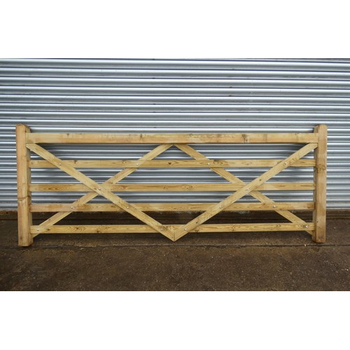 6114 - 1 wooden gate measuring approx 10ft / 305cm