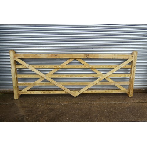 6115 - 1 wooden gate measuring approx 10ft / 305cm