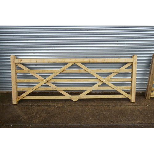 6115 - 1 wooden gate measuring approx 10ft / 305cm