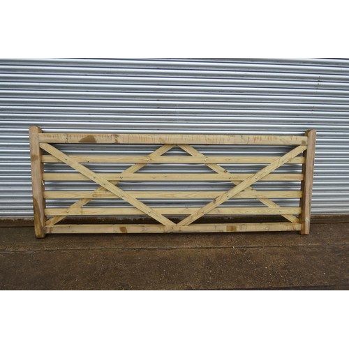 6116 - 1 wooden gate measuring approx 10ft / 305cm