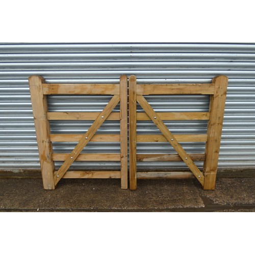 6117 - A pair of wooden gates, each measuring approx 3ft / 91cm