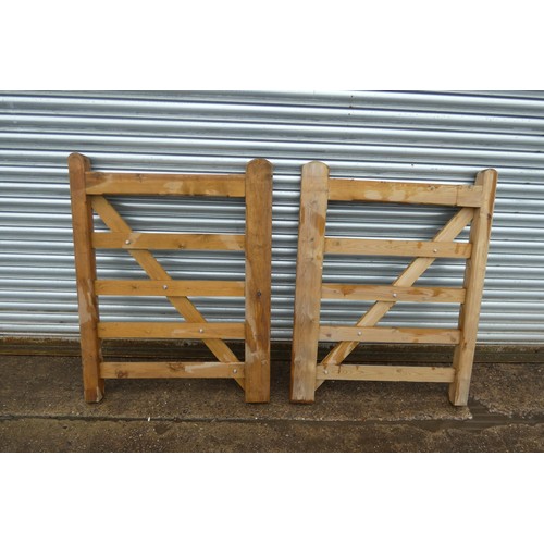 6117 - A pair of wooden gates, each measuring approx 3ft / 91cm