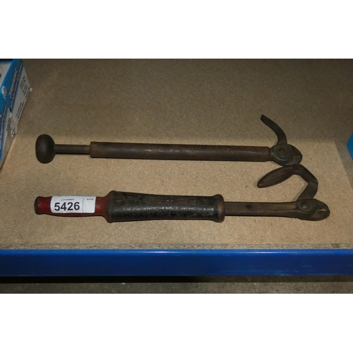 5426 - A Bahco type 38 nail puller (approx 17.5 inches long unextended)  and 1 other nail puller