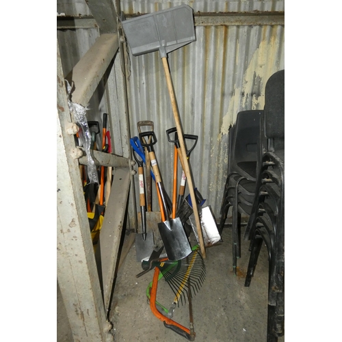 5477 - A quantity of various long handled garden and other hand tools including a brick hod etc. Not practi... 