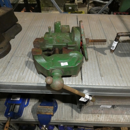 5689 - A Record No 74 swivelling auto vice, 4 inch