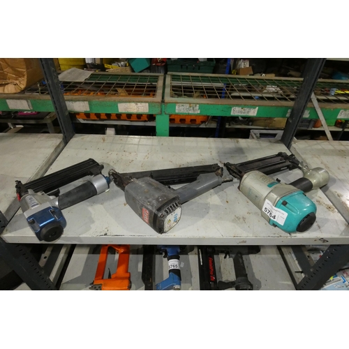 5764 - 3 x various air nail guns comprising 1 x Senco, 1 x Draper & 1 x Ace & K. Contents of 1 shelf