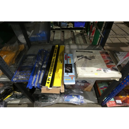 5778 - A quantity of various items including a Vagula Rust Eater spot blaster, a 4 piece pry bar set, a Dra... 