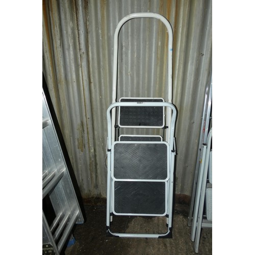 5087 - 2 sets of folding metal steps