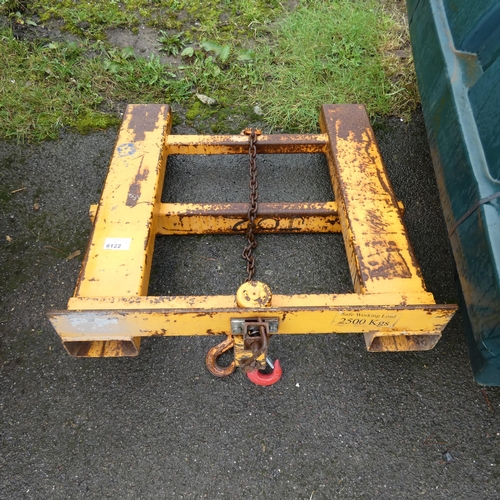 6122 - 1 lifting frame suitable for a forklift SWL 2500kg