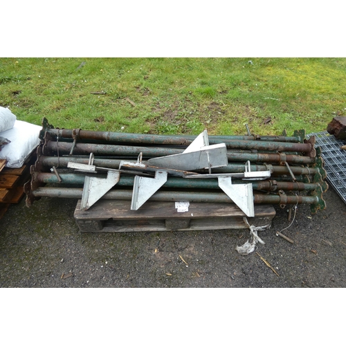 6125 - 1 pallet containing 13 Acrow type props and 4 Stongboy type brackets