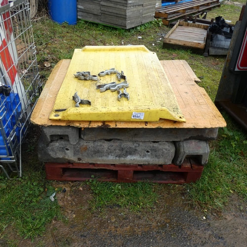 6144 - 1 pallet containing a qty of Herras fencing feet and two plastic ramps