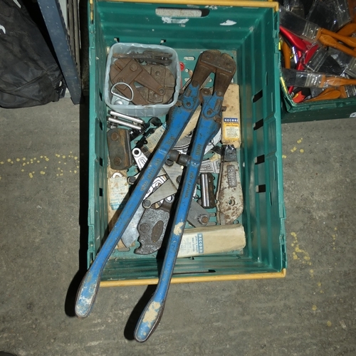 5748 - A set of Record bolt croppers and a quantity of various spare bolt cutter jaws. Not practical to lis... 