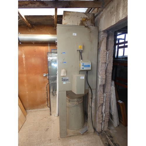 28 - A DCE dust extractor model UMA 154 G5, 3ph fitted with a DCE Fulimatic FE Controller. Please note th... 