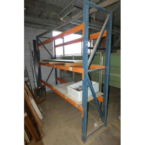 30 - A bay of blue / orange metal boltless pallet racking approx 286cm w x 76cm d x 257cm high