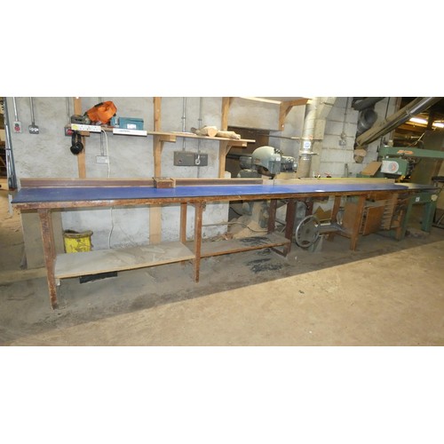 40 - A Wadkin cross cut radial arm saw number CC3914, 3ph with a wide work feed in / out table (approx 5.... 