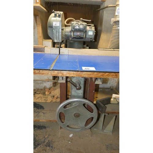 40 - A Wadkin cross cut radial arm saw number CC3914, 3ph with a wide work feed in / out table (approx 5.... 