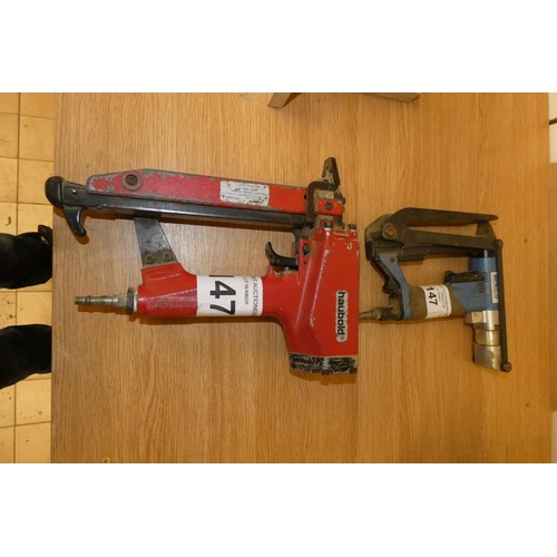 147 - 2 x air staple guns