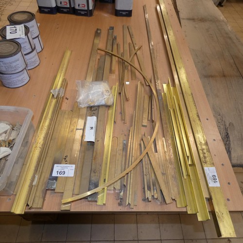 169 - A quantity of various brass offcuts and 1 length of brass approx 291cm long