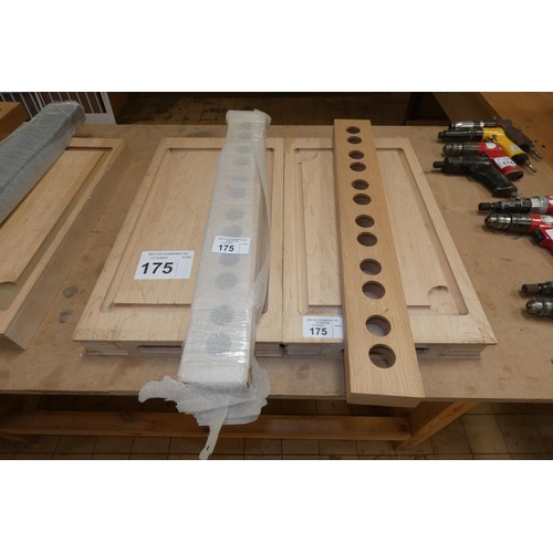 175 - 2 x wooden cutting boards and 2 x wooden wine bottle holders