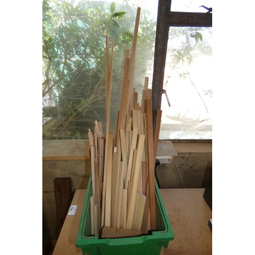 182 - A quantity of various oval wooden dowel