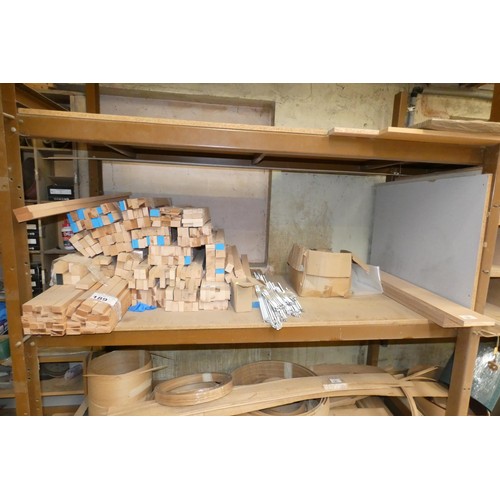 189 - A quantity of various pre-cut lengths of wood and threaded metal bar. Contents of 1 shelf