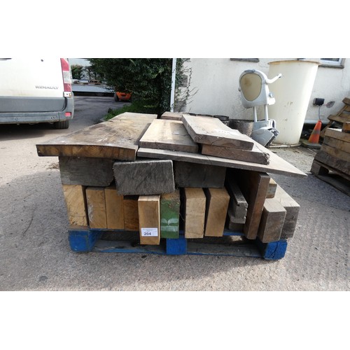 204 - 1 pallet containing a quantity of various mixed hardwood pieces / offcuts