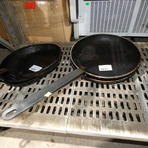 1032 - 2 x commercial used frying pans