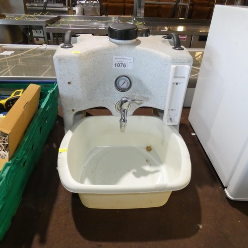 1076 - A portable sink unit by Tasty Trotter