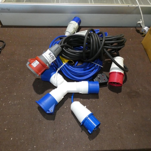 1078 - A red industrial 3 phase extension lead, a blue 240v extension lead, a convertor and 3 way splitter