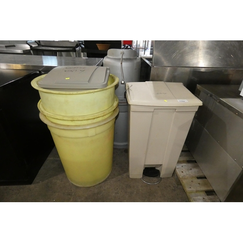 1164 - 2 x kitchen pedal bins and 3 x flour bins with no lids