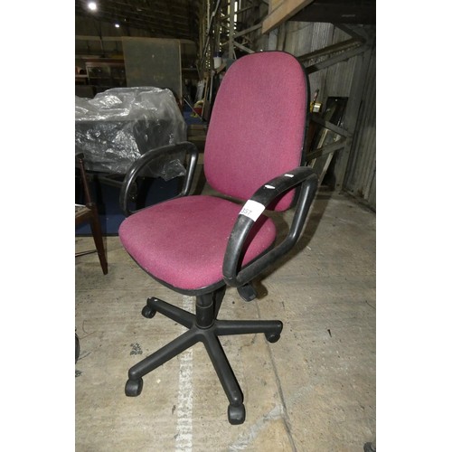 1357 - 1 x burgundy upholstered office swivel chair