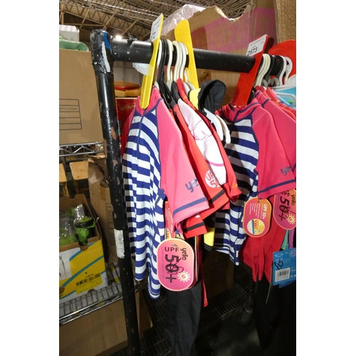 2572 - A quantity of approx 11 toddlers rash vests & wet suits various sizes, please see pictures for more ... 