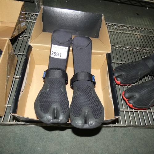 2591 - A pair of Sola adult wetsuit boots size 5