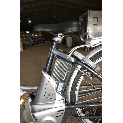 2102 - A step through ladies electric bike by La Free 24v giant motor with keys but NO charger