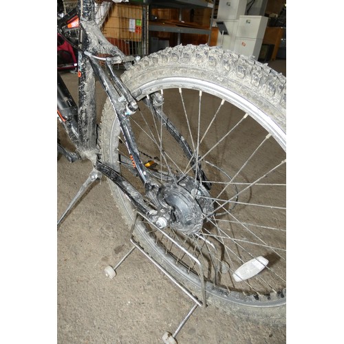 2104 - An E-Life electric mountain bike type XTZ Patriot, comes with charger (in office) but no key to remo... 