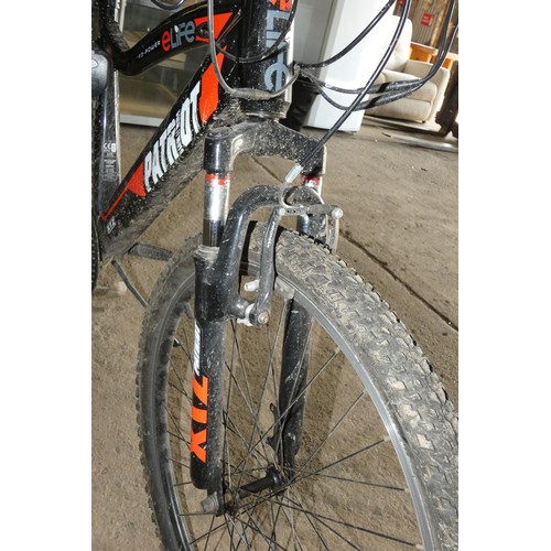 2104 - An E-Life electric mountain bike type XTZ Patriot, comes with charger (in office) but no key to remo... 