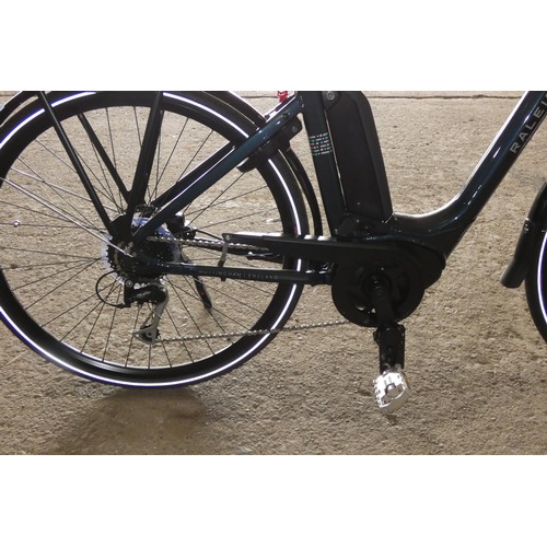 2105 - A Raleigh Grand Tour -Hub Gear Electric Bike with a Bosch Motus hub and battery, charger is included... 