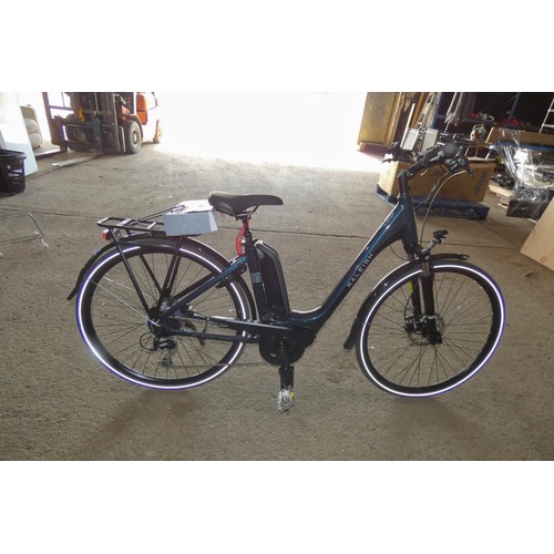 2105 - A Raleigh Grand Tour -Hub Gear Electric Bike with a Bosch Motus hub and battery, charger is included... 